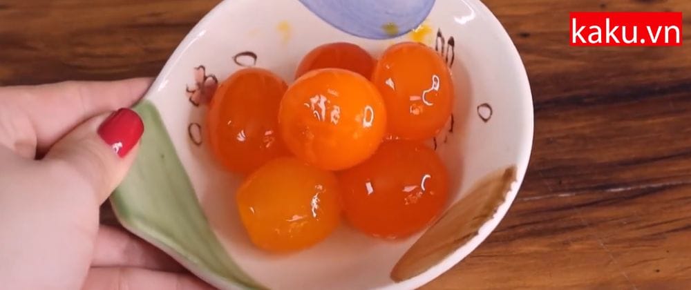 Chuẩn bị phần trứng muối 