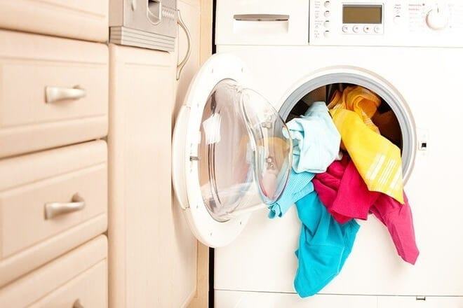Giặt đồ với khối lượng vượt quá quy định sẽ làm máy bị quá tải Giặt đồ với khối lượng vượt quá quy định sẽ trục máy nhanh hỏng