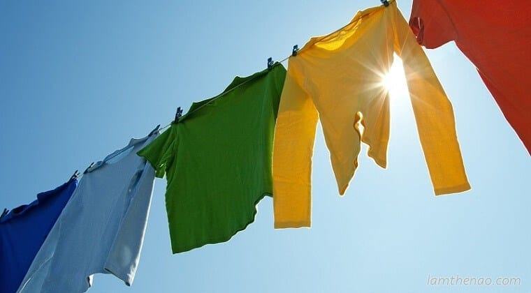 Không phơi quần áo ngay sau khi giặt sẽ tạo điều kiện để vi khuẩn phát sinh trong lồng giặt Không phơi quần áo ngay sau khi giặt sẽ tạo điều kiện để vi khuẩn phát sinh trong lồng giặt
